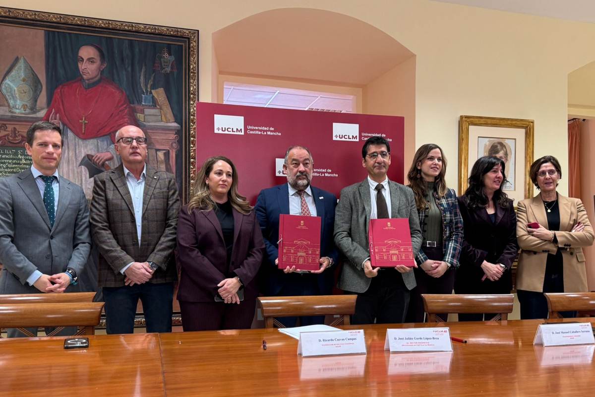 Firma del convenio entre el Gobierno regional y la UCLM