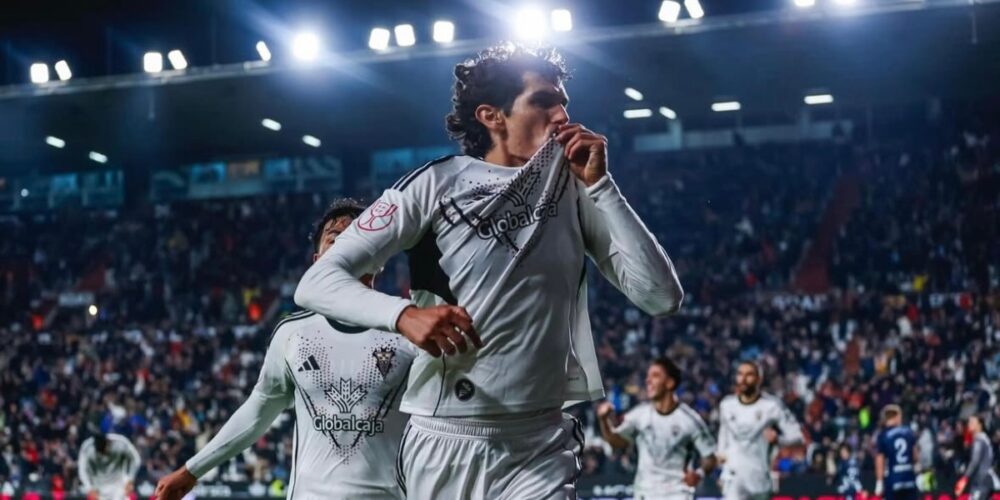 Jesús Vallejo besa el escudo del Albacete tras eliminar en Copa del Rey al Celta de Vigo. Foto: Albacete BP