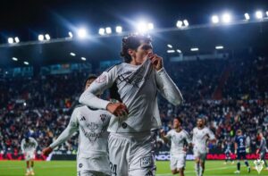 Jesús Vallejo besa el escudo del Albacete tras eliminar en Copa del Rey al Celta de Vigo. Foto: Albacete BP