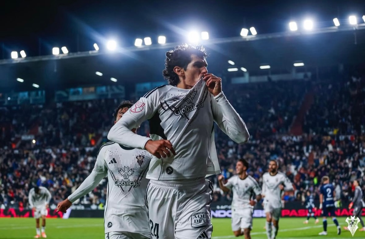 Jesús Vallejo besa el escudo del Albacete tras eliminar en Copa del Rey al Celta de Vigo. Foto: Albacete BP