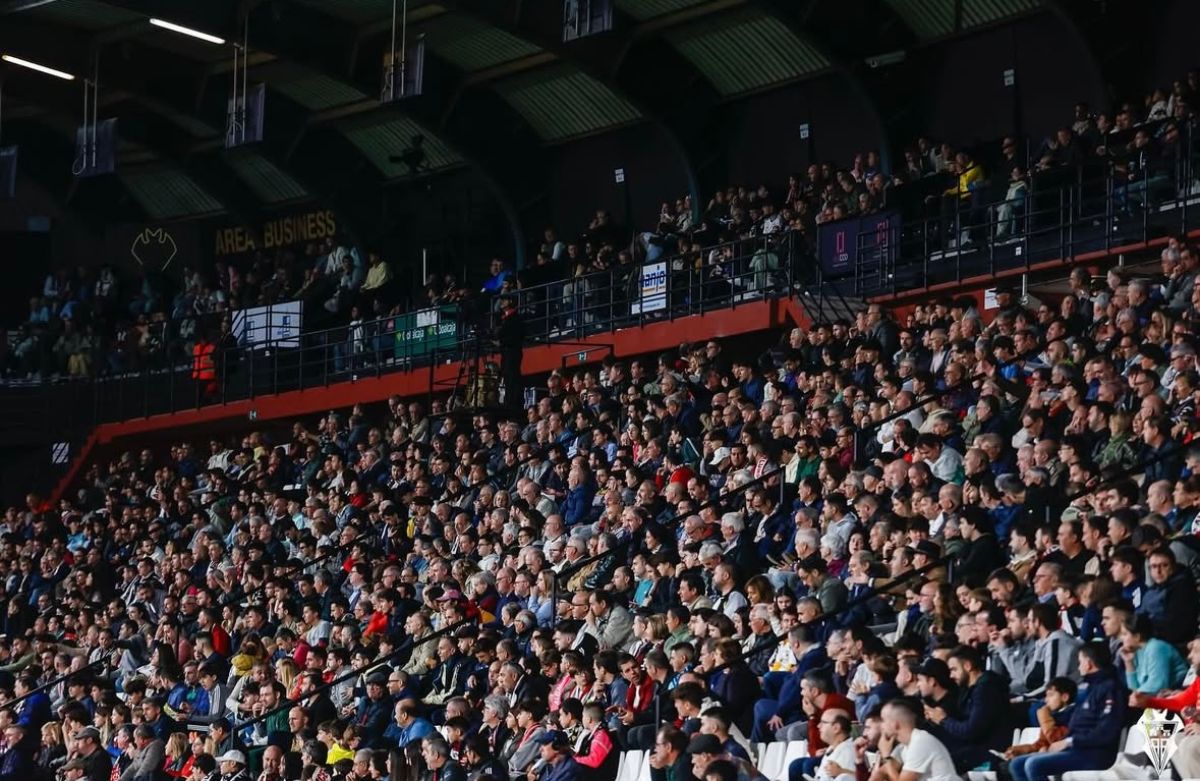 Aficionados en el estadio Carlos Belmonte. Foto: Albacete BP