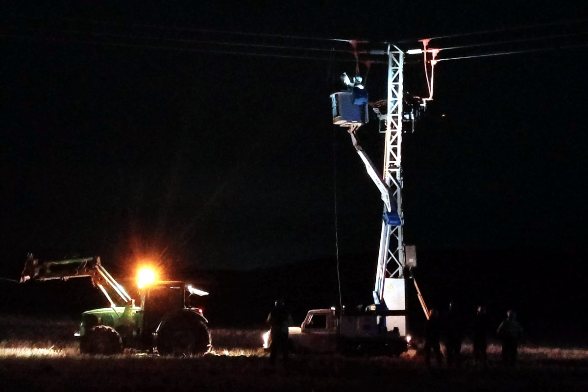 Imagen de los trabajadores reparando la avería en Viso del Marqués