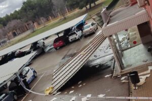 Imagen de parte del tejado que ha salido volando por el viento