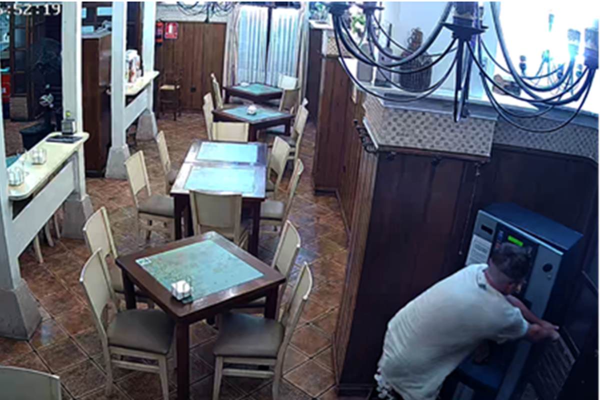 Imagen de uno de los detenidos forzando una máquina de tabaco en un bar de Tomelloso