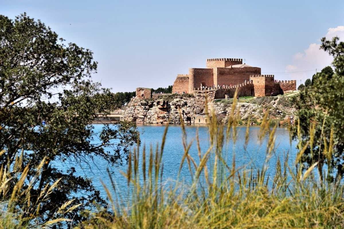 Situado junto al embalse de Peñarroya, este castillo de origen musulmán conserva una compleja arquitectura defensiva y un santuario en su interior, además de una tradición religiosa compartida entre Argamasilla de Alba y La Solana