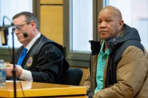 Imagen del portero de discoteca acusado junto a su abogado / EFE (Pool)