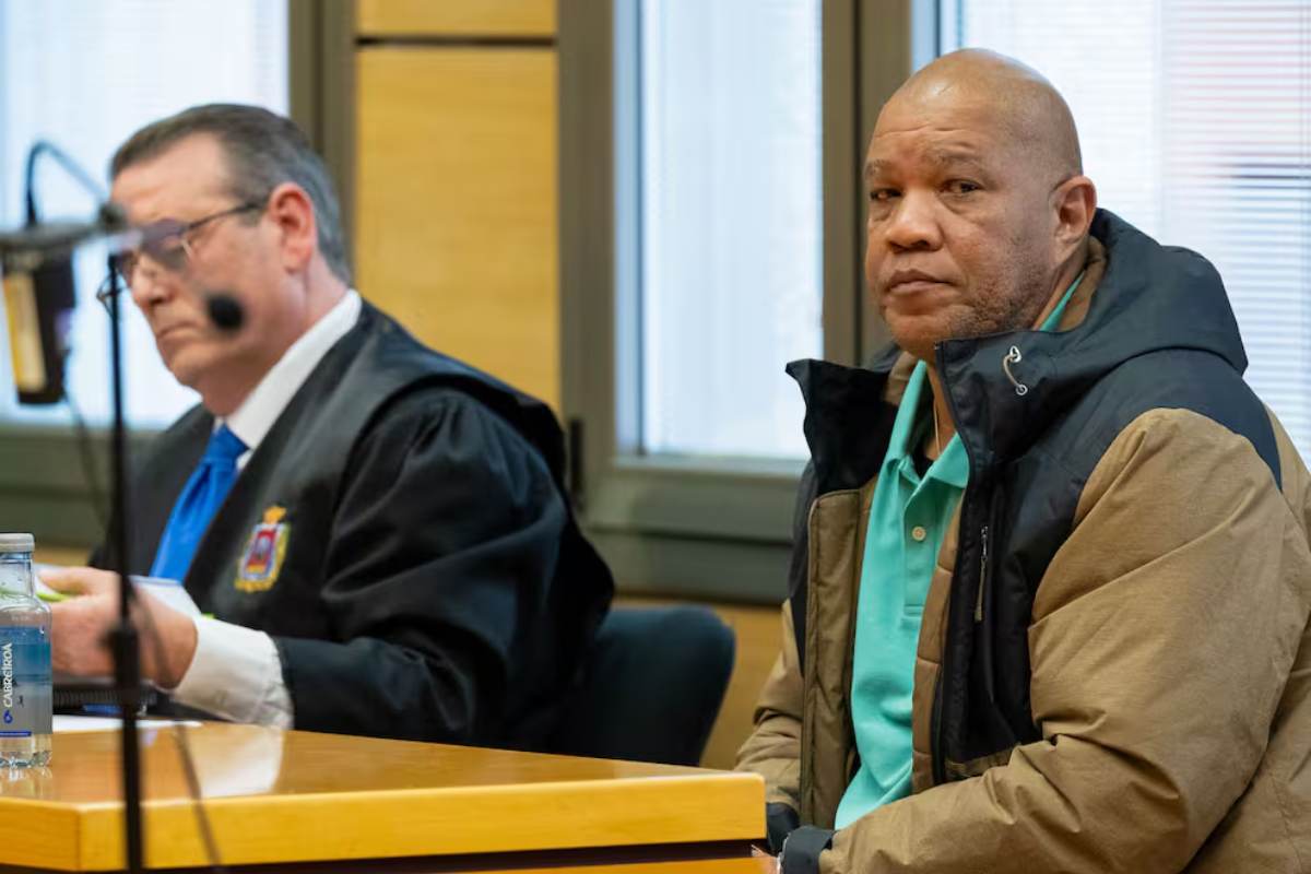 Imagen del portero de discoteca acusado junto a su abogado / EFE (Pool)