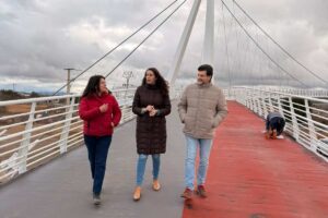 La directora general de Transportes de la Junta ha visitado la pasarela para comprobar las deficiencias