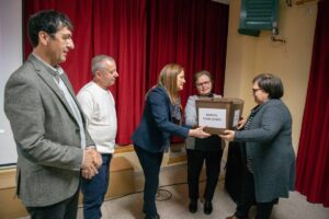 Las nietas de Manuel León Gómez reciben los restos de su abuelo de manos de la consejera del Gobierno Vasco - Foto: Eusebio García del Castillo (Europa Press)