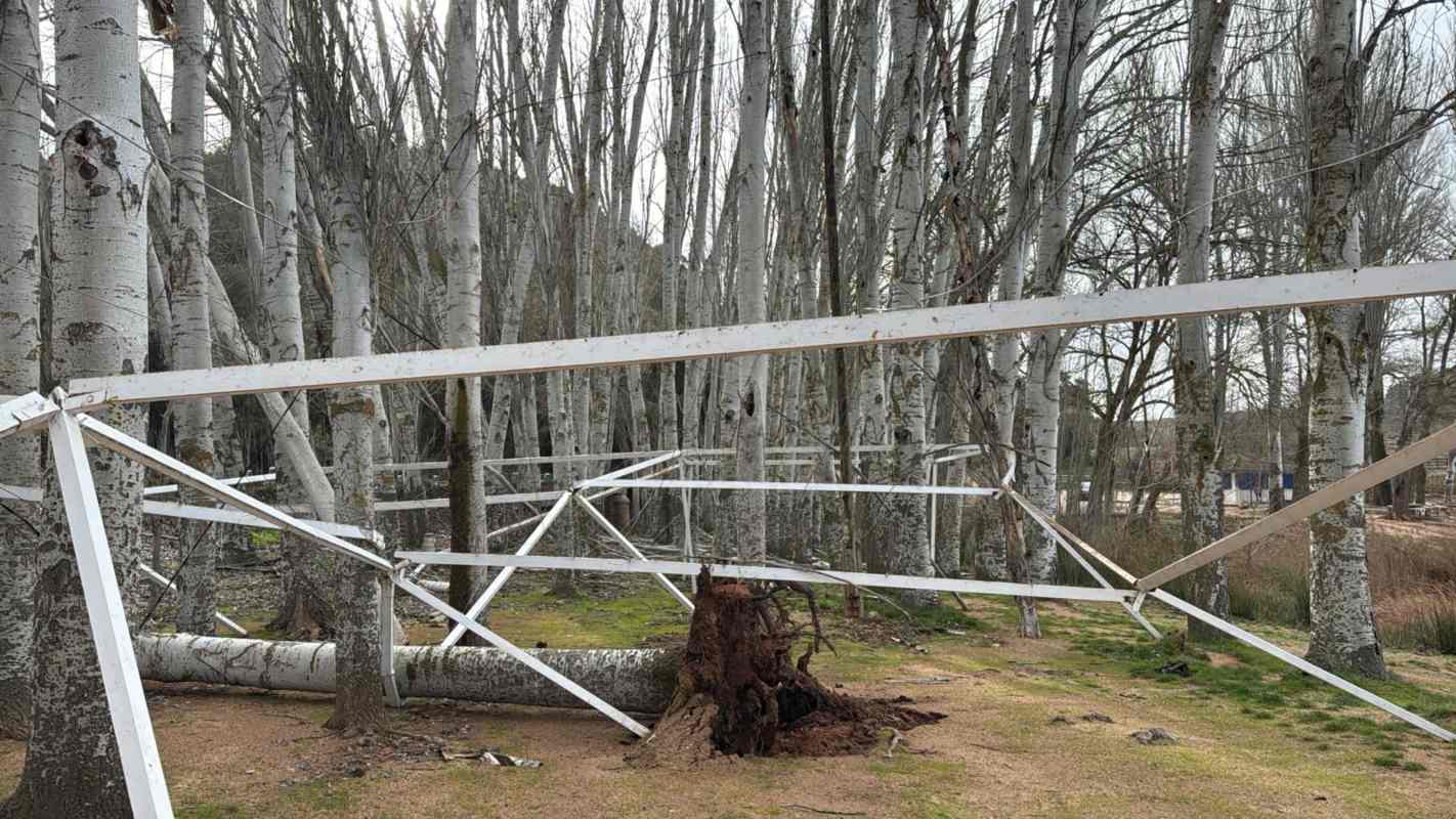 Las pérgolas voladas del chiringuito de la laguna Salvadora