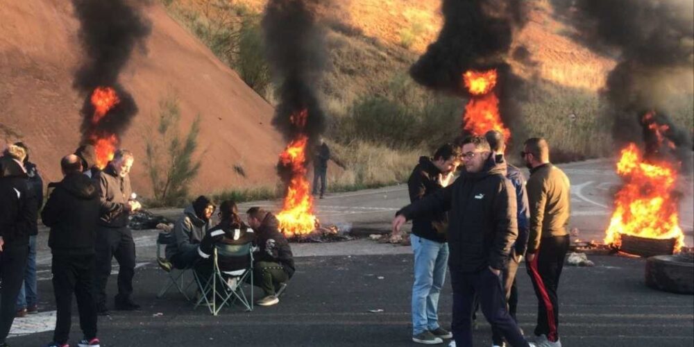 Piquetes en el complejo petroquímico de Puertollano durante la huelga del 3 y 4 de noviembre