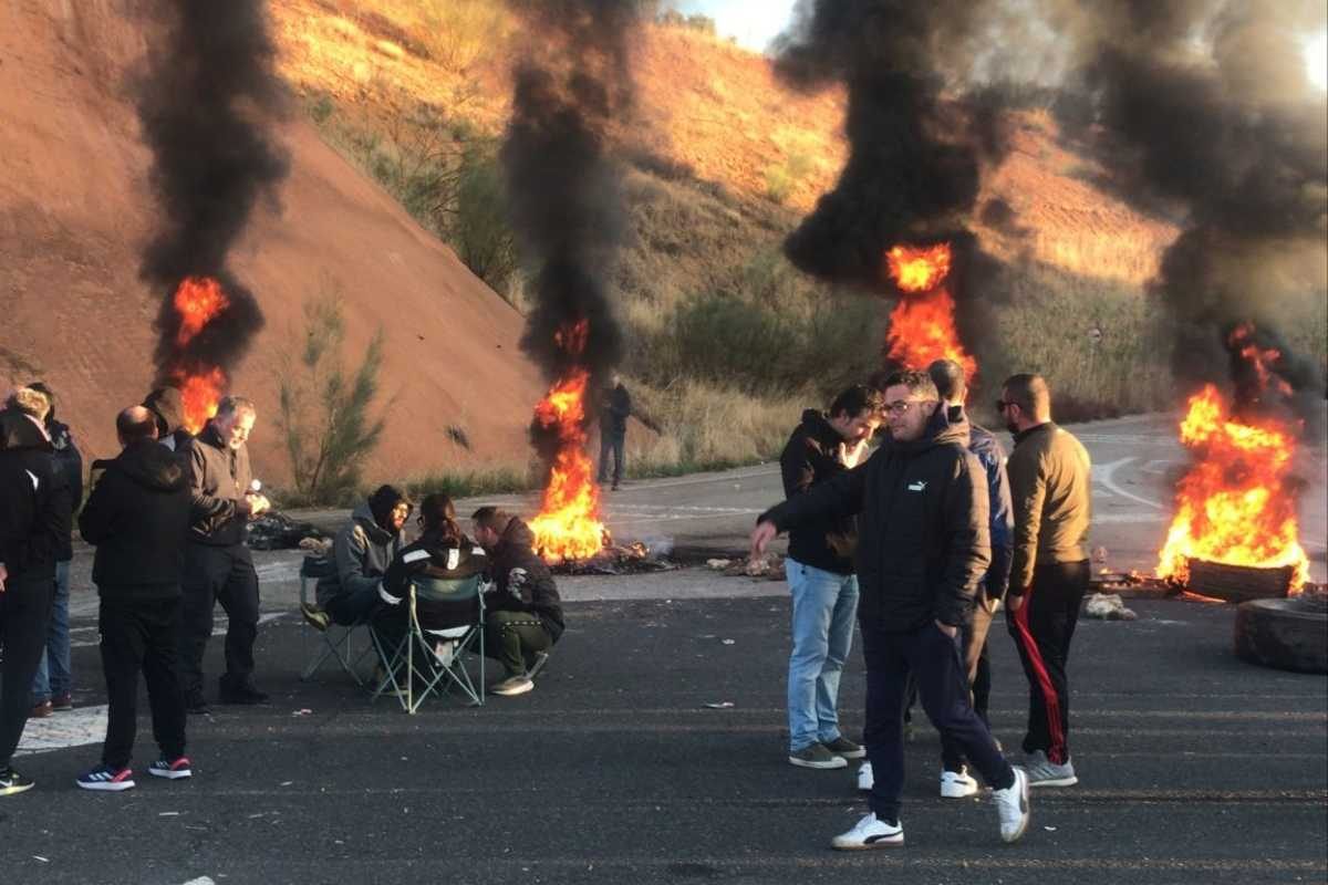 Piquetes en el complejo petroquímico de Puertollano durante la huelga del 3 y 4 de noviembre