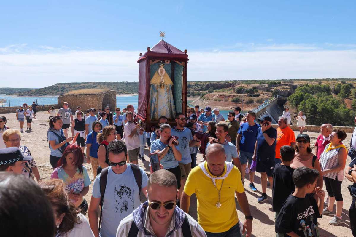 Romería en honor a la Virgen de Peñarroya en las inmediaciones del castillo