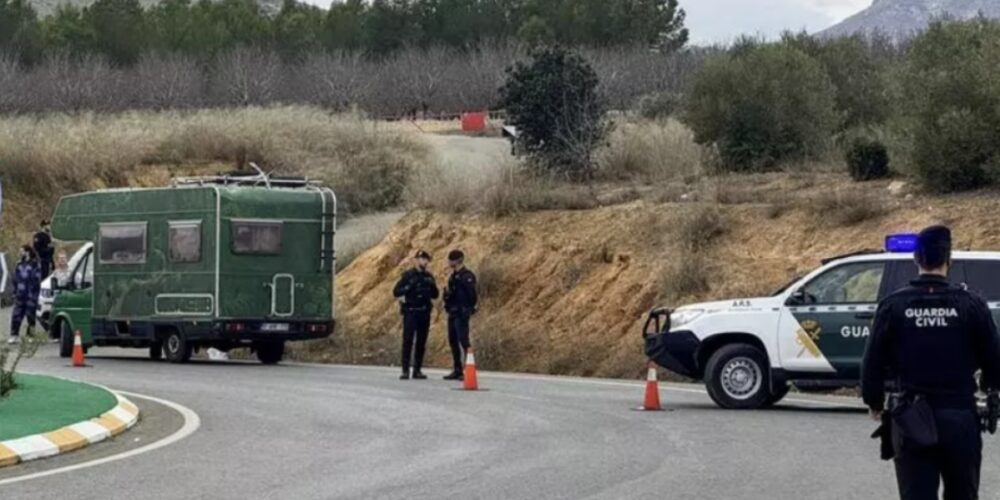 Controles de la Guardia Civil en el entorno de la 'rave' del pantano del Cenajo, en la provincia de Albacete. Foto: EFE