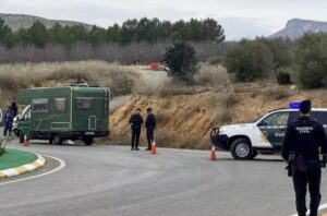 Controles de la Guardia Civil en el entorno de la 'rave' del pantano del Cenajo, en la provincia de Albacete. Foto: EFE