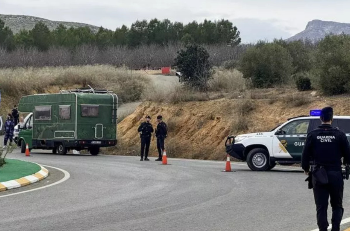 Controles de la Guardia Civil en el entorno de la 'rave' del pantano del Cenajo, en la provincia de Albacete. Foto: EFE