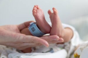 Imagen de archivo de los pies de un bebé