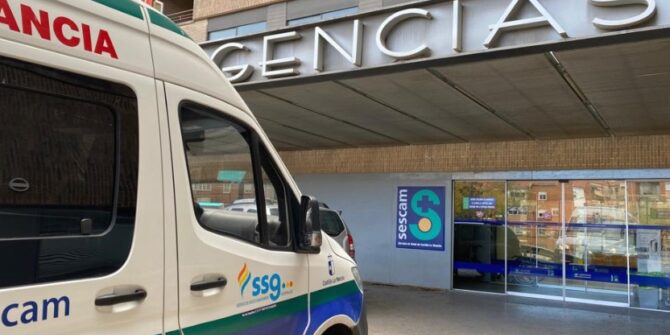 Imagen de una ambulancia en la puerta de Urgencias del Hospital Universitario de Albacete