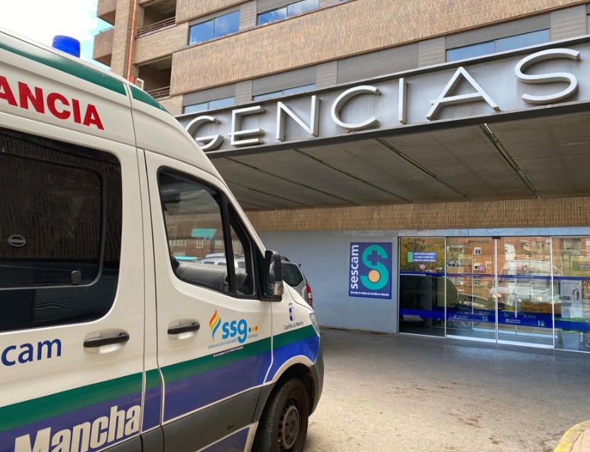 Imagen de una ambulancia en la puerta de Urgencias del Hospital Universitario de Albacete