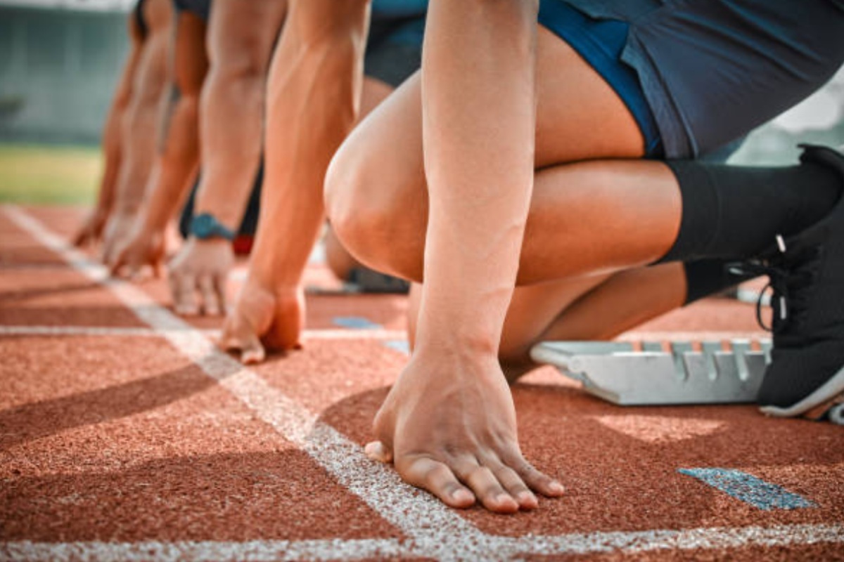 Atletas antes de comenzar una prueba. Imagen de archivo