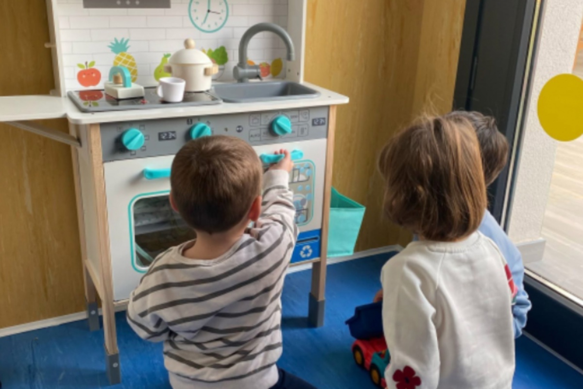 Los pequeños juegan en la escuela infantil ‘Peques’ de Valdeganga (Albacete)