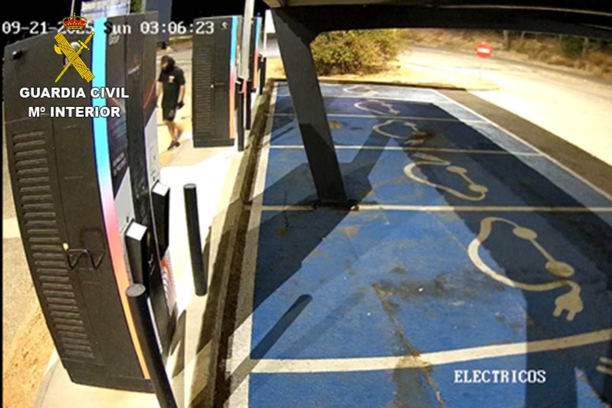 Uno de los detenidos captado por una cámara de vigilancia en una gasolinera de la A-4