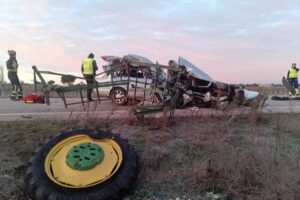 Vehículo accidentado tras el choque con el tractor