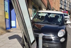 La peor parte se la llevó el poste. Foto: Bomberos de Toledo.
