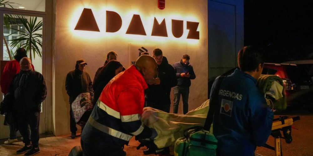 Equipos emergencias en el Polideportivo de Adamuz (Córdoba) para socorrer a los heridos y fallecidos en el descarrilamiento de trenes de alta velocidad - Francisco J. Olmo - Europa Press