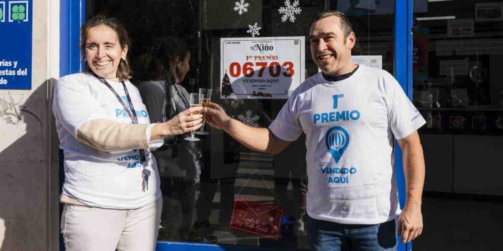 Los responsables de la Administración Número 9 de Cuenca, situada en la calle Hermanos Becerril, que ha vendido el Gordo del sorteo de 'El Niño'.