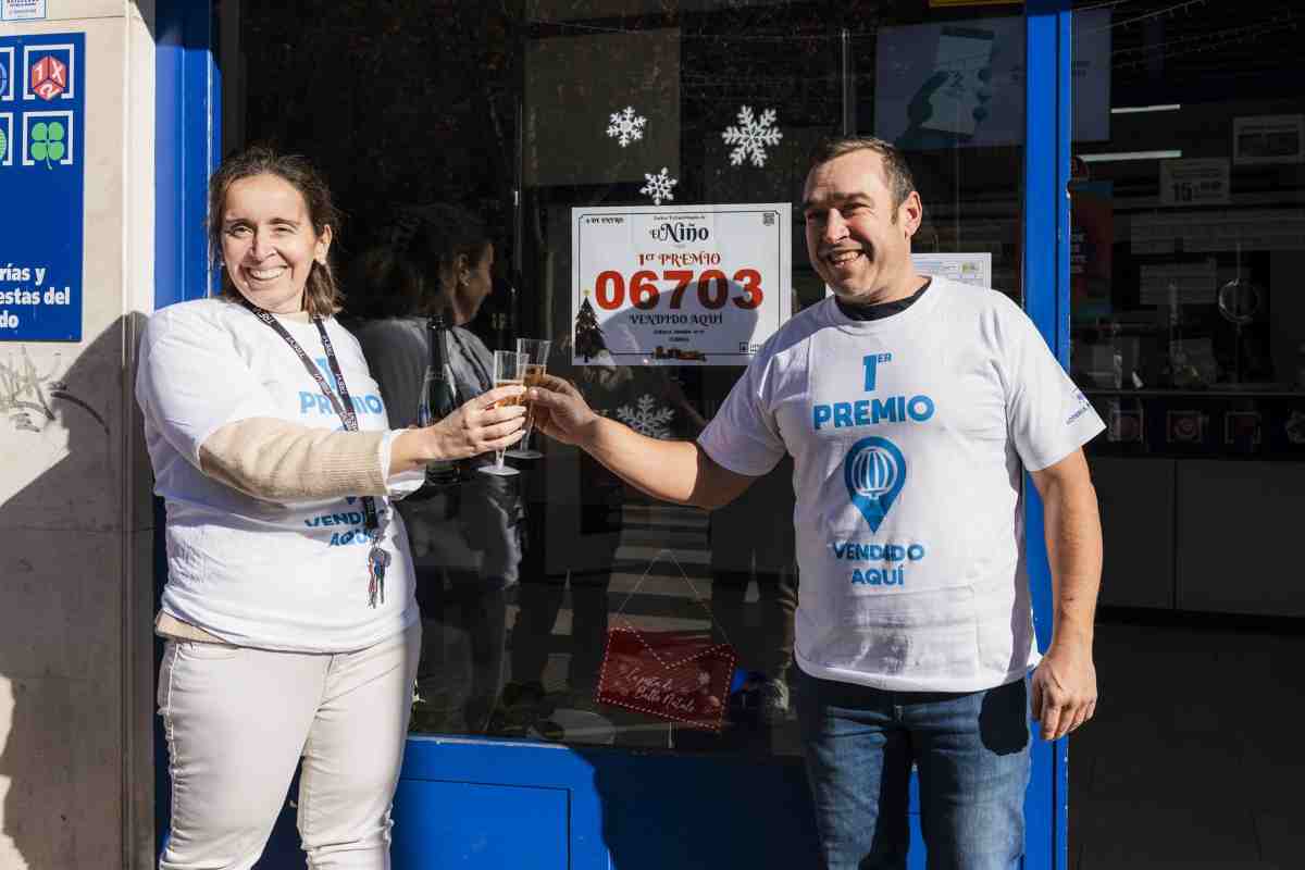 Los responsables de la Administración Número 9 de Cuenca, situada en la calle Hermanos Becerril, que ha vendido el Gordo del sorteo de 'El Niño'.