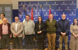 Foto de grupo de la Junta de CLM y la Junta Directiva de la Comunidad de Regantes del Alberche en Talavera.