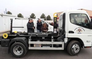 El alcalde de Toledo, Carlos Velázquez, ha presentado hoy en los talleres municipales los nuevos vehículos.