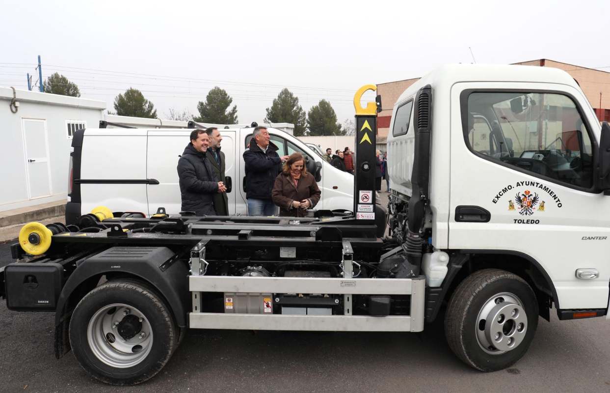 El alcalde de Toledo, Carlos Velázquez, ha presentado hoy en los talleres municipales los nuevos vehículos.