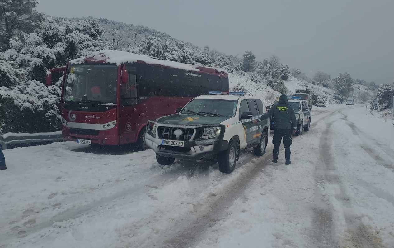 La Guardia Civil ha tenido que rescatar a 5 niños de un autobús