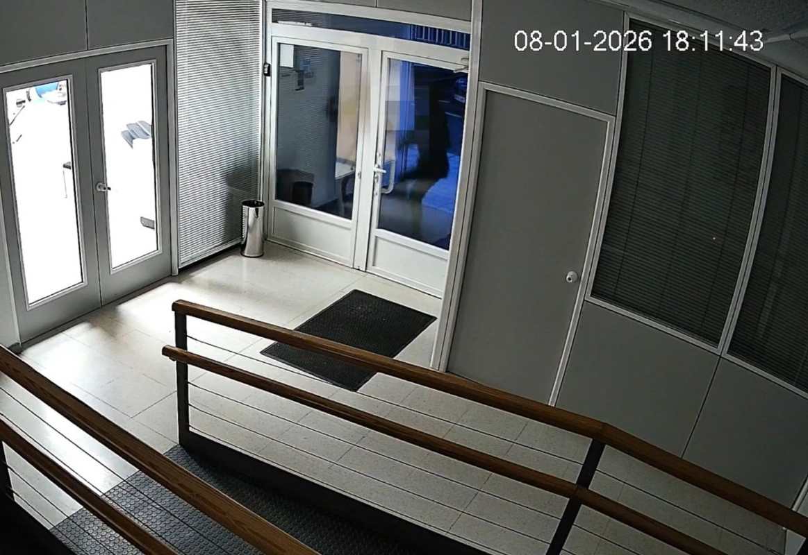 Imagen del ataque violento a la sede del PSOE en Guadalajara. Foto: PSOE.