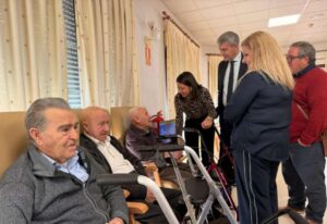 La consejera de Bienestar Social, Bárbara García Torijano, durante su visita a la residencia de mayores Santa María de Melque.