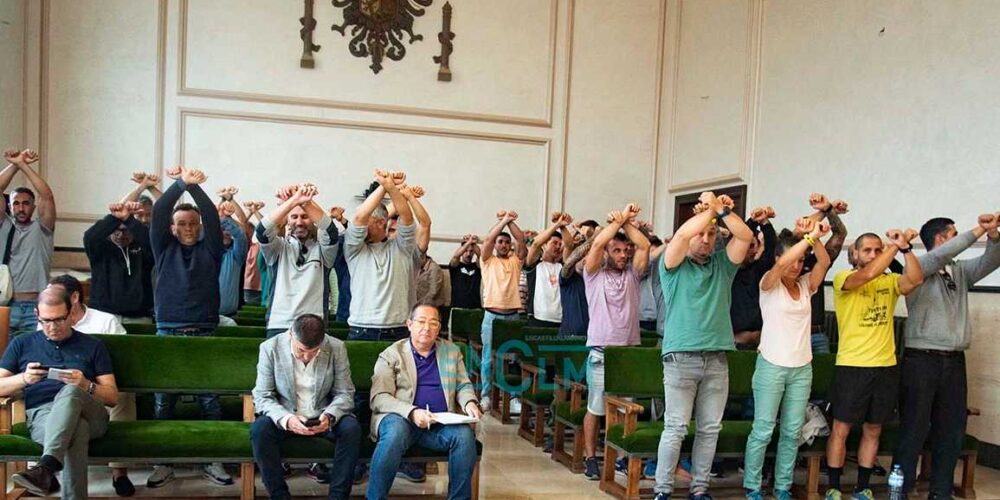 Bomberos del Consorcio de Toledo protestan en el pleno de la Diputación. Foto: Rebeca Arango.