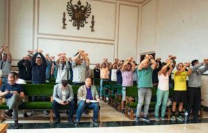 Bomberos del Consorcio de Toledo protestan en el pleno de la Diputación. Foto: Rebeca Arango.