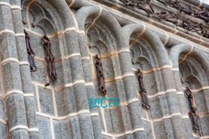 Cadenas de los prisioneros cristianos de Granada que cuelgan de San Juan de los Reyes. Foto: Rebeca Arango.