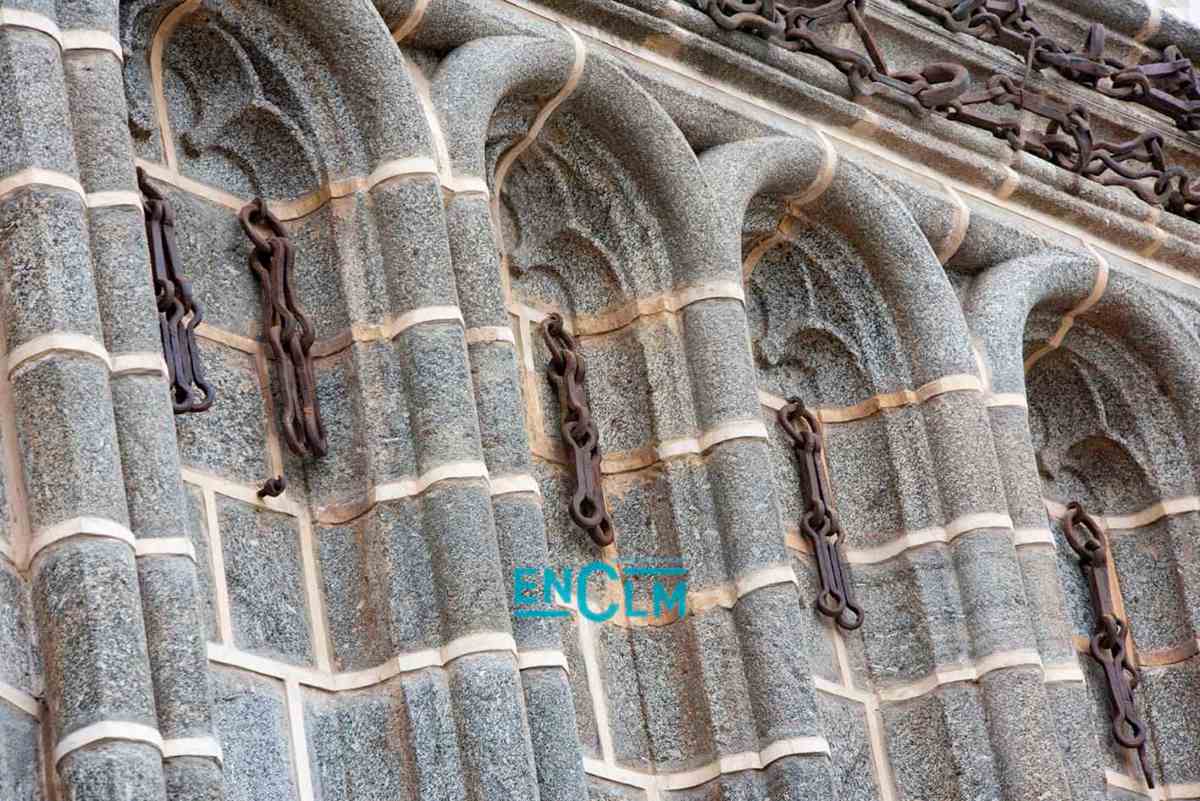 Cadenas de los prisioneros cristianos de Granada que cuelgan de San Juan de los Reyes. Foto: Rebeca Arango.