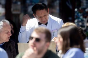 Un camarero de nacionalidad extranjera atiende una mesa en una terraza - Eduardo Parra - Europa Press - Archivo