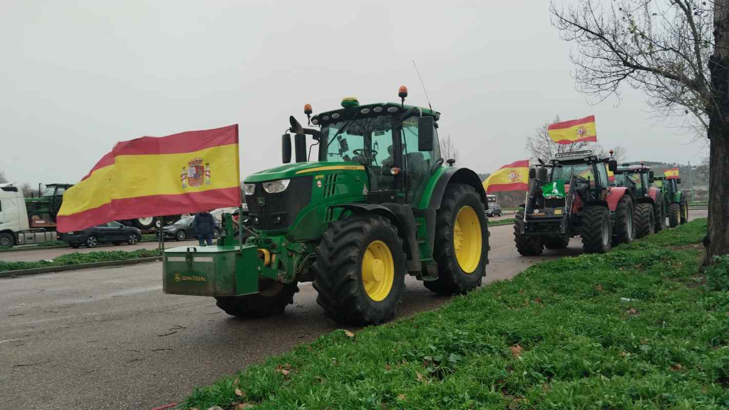 Los primeros tractores de la protesta en Toledo. Foto: Rebeca Arango.