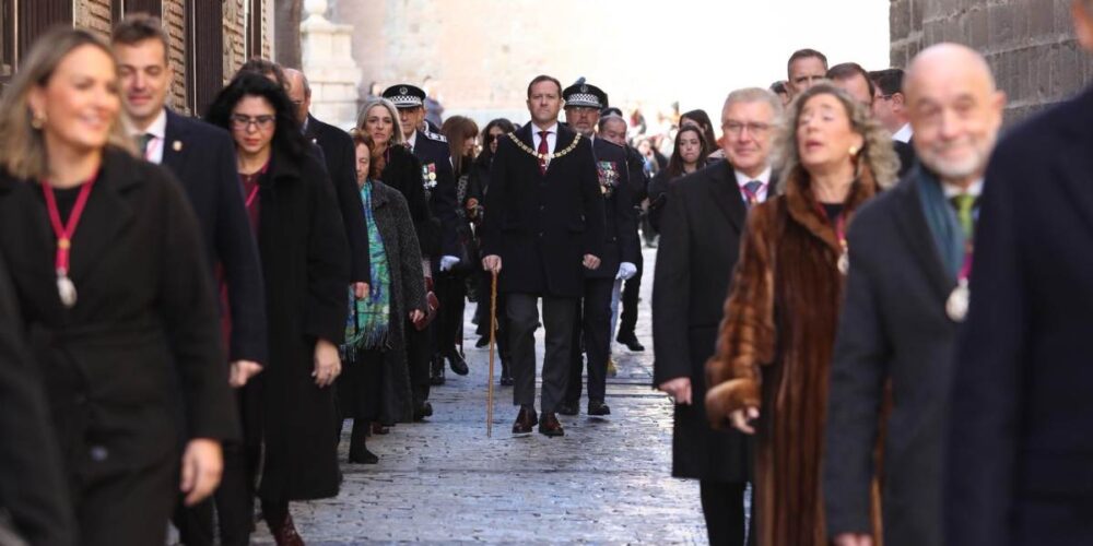Carlos Velázquez y el resto de autoridades, de camino a la Catedral.