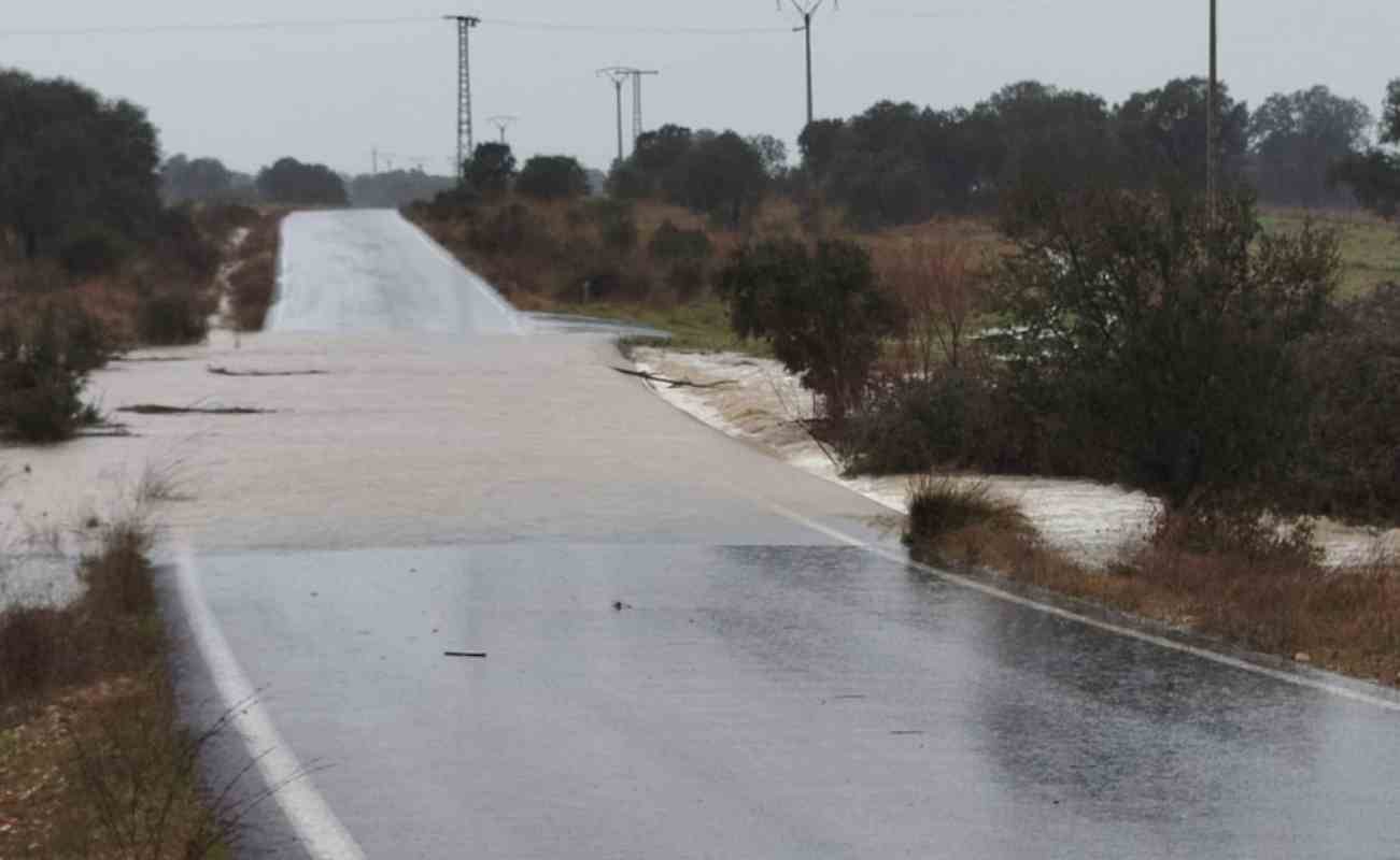 Carretera cortada entre Saceruela con Puebla de Don Rodrigo, en Ciudad Real. Foto publicada por CMM.