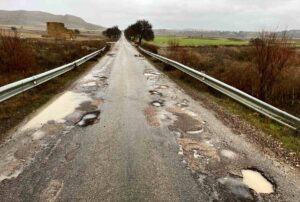 Imagen de la CM-2054 entre el núcleo urbano de Illana y sus urbanizaciones