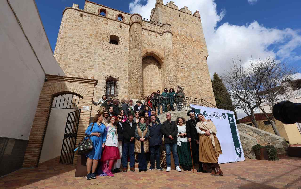 Foto de familia de una visita de Concepción Cedillo, presidenta de la Diputación de Toledo, a Manzaneque.
