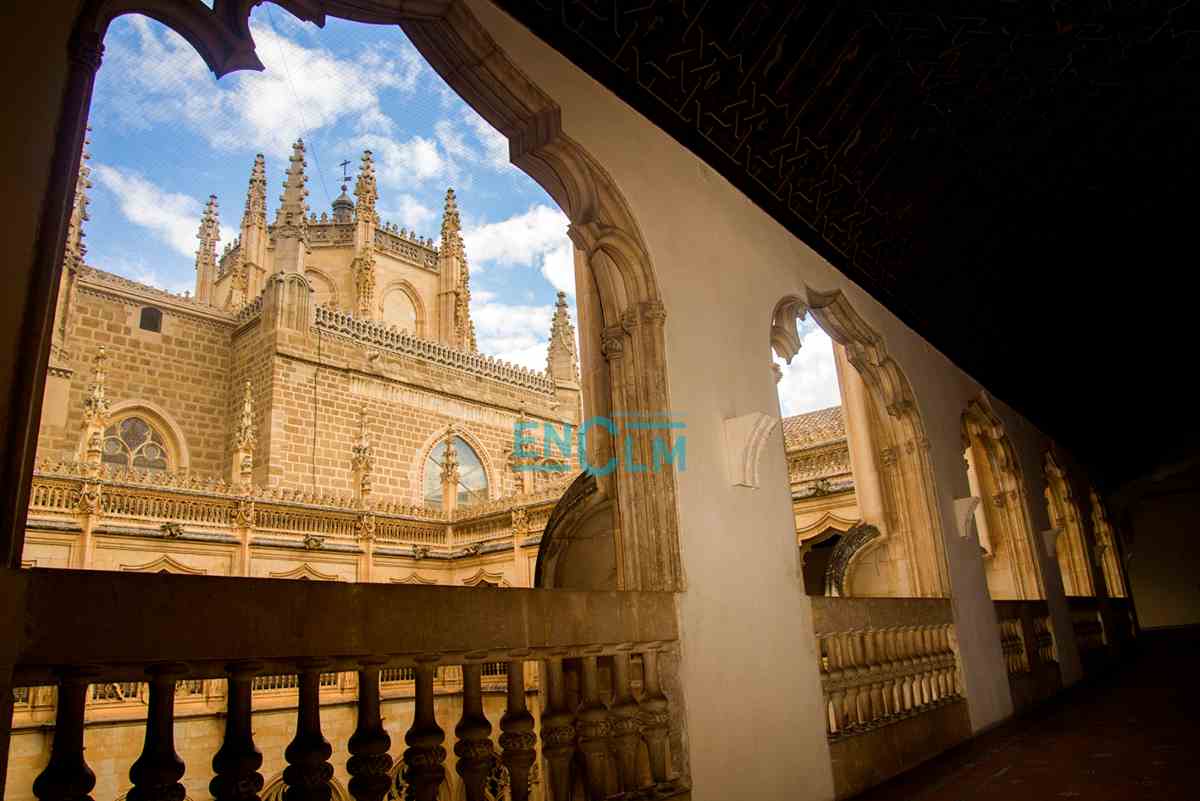 Claustro e iglesia de San Juan de los Reyes. Foto Rebeca Arango.