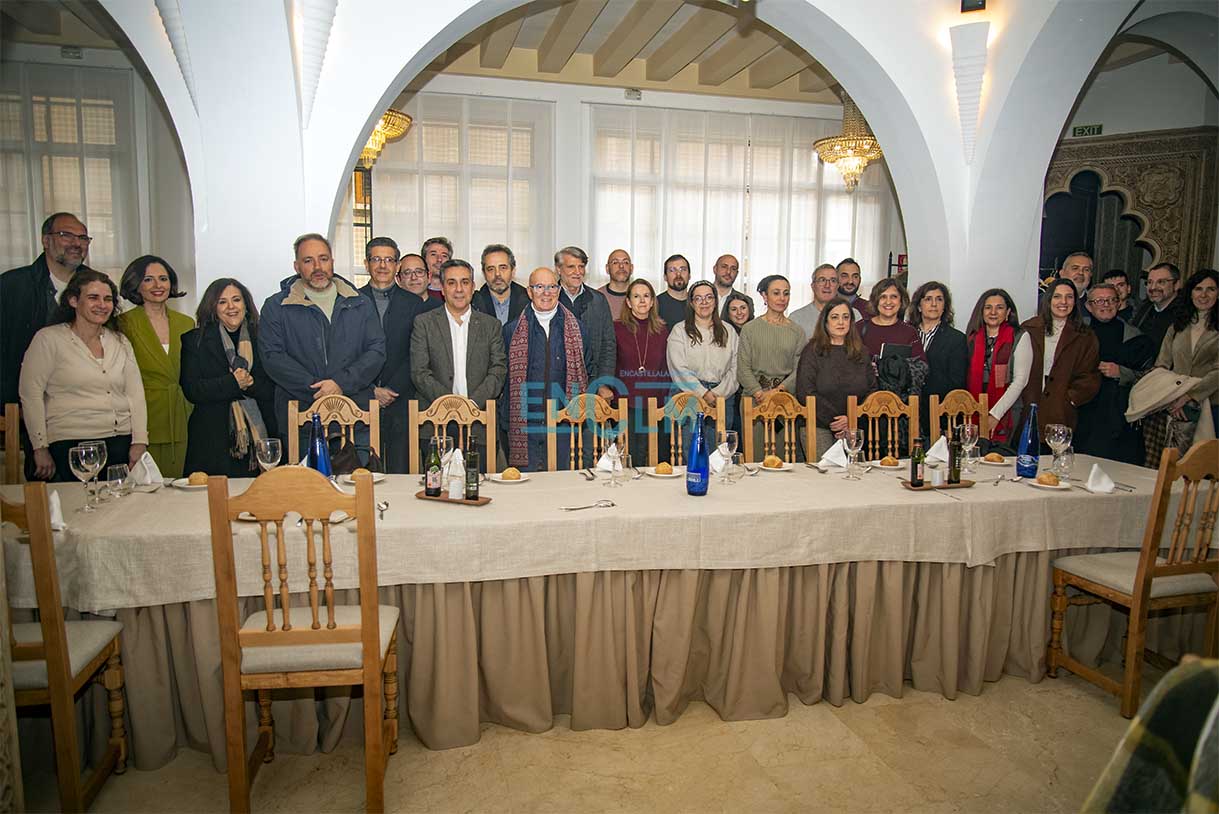 Javier Ortega, junto a profesionales de medios de comunicación de la región, antes del tradicional cocido de la cuesta de enero. Foto: Rebeca Arango.