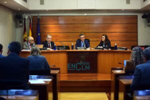 El presidente de la Cámara de Cuentas (segundo por la izquierda), Fernando Andújar, en la Comisión de Economía y Presupuestos. Foto: Rebeca Arango.